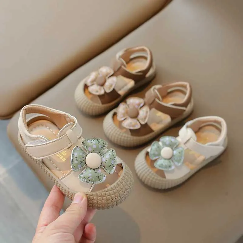 Sandals Childrens 2024 Été Nouvelle petite fille Soft Sof Sole Anti Kick Beach Chaussures Girls Flower Flower Princess H240504