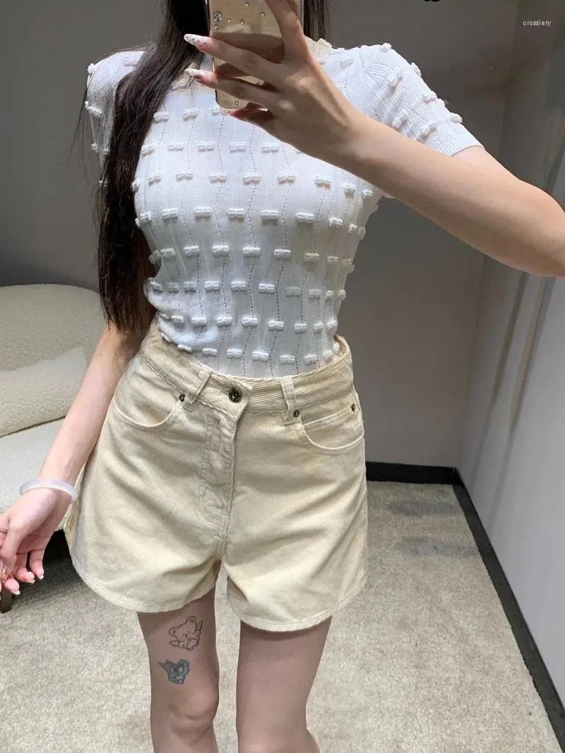 O estilo de meninas shorts femininos está na moda simples e versátil.Calça de perna reta de veludo de cintura alta