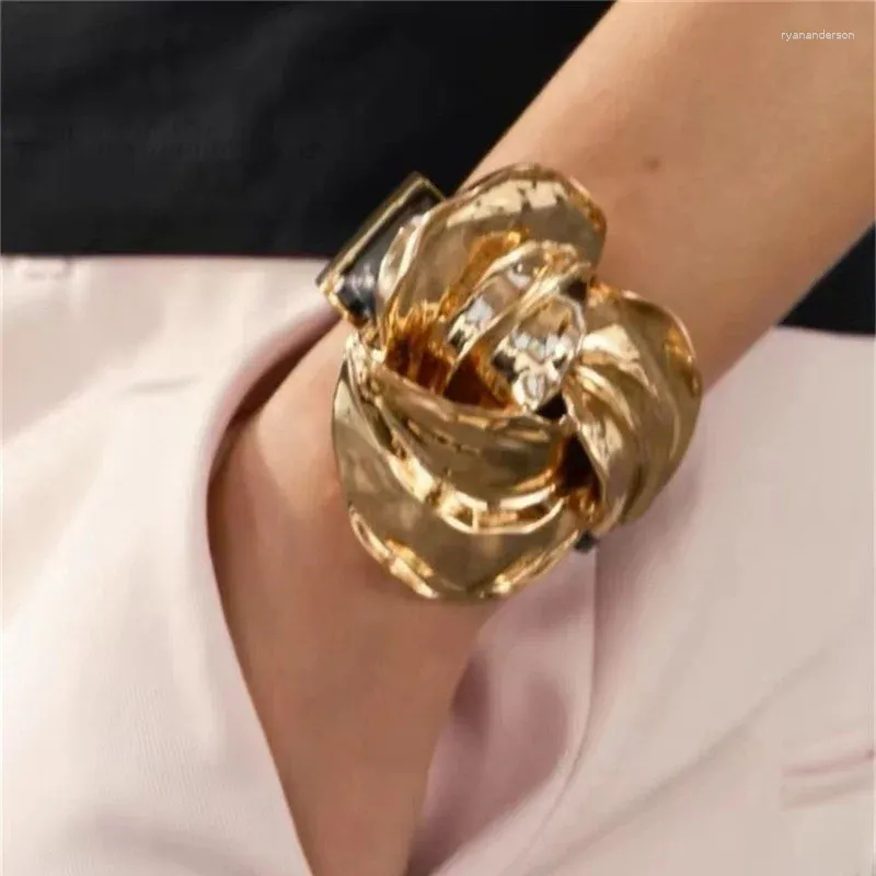 Armreifen 2024 Dicke goldene Farblegierung Großes Blumen -Lederarmband Halskette für Frauen Mädchen übertrieben Retro trendy Schmuckgeschenke