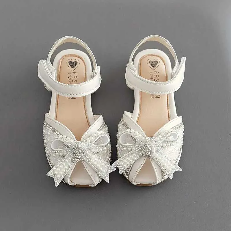 Sandaler Girls 2024 Sommar Nya barn Baotou Little Girl Foreign Style Baby Soft Soled Rhinestone Princess Shoes H240504