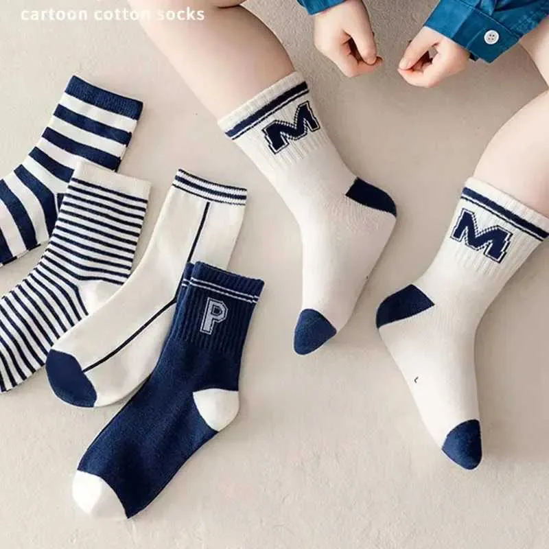 Kinder Socken 5 Paare Herbst Mode Boys Socken für Kinder süßes Baby glückliches lustiges Boot Lange Socken weiße Frühlingskinderkleidung Y240504