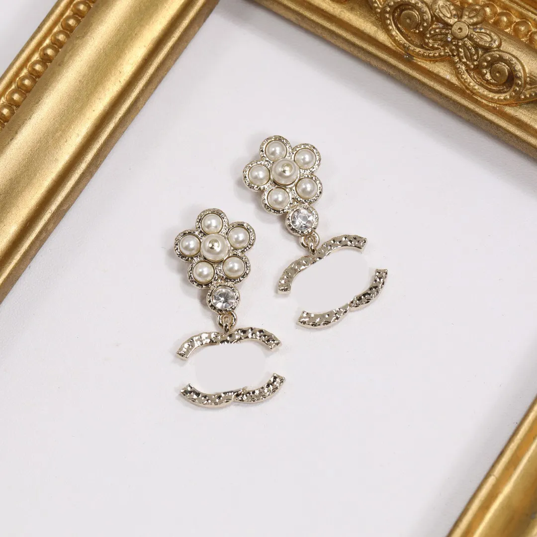 Boucles d'oreilles étalons de marque de marque de luxe vintage Pearl Petal Rignestone Double Letter Pendants Boucles d'oreilles Never Fade Brass Bijoux Engagement Gift