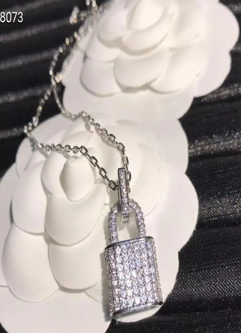 Luxury Populära officiella reproduktioner Crystal Pendant Halsband smycken Anpassning av hög kvalitet anti allergi mässing guld pläterad 8383939