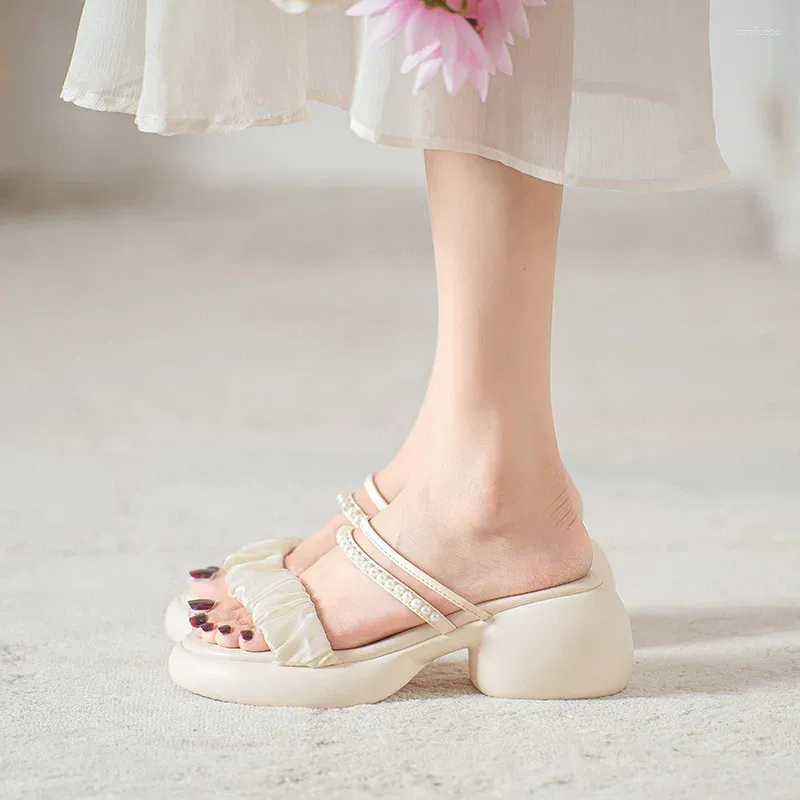 Тапочки летний стиль женские внешние сандалии римские дамы повседневные жемчужные украшения высокая работа и туфли для вечеринок
