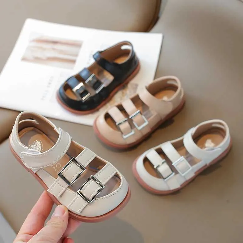 Sandals Girls Half 2024 Fashion Spring Summer Nouveaux enfants Chaussures en cuir avec boucles en métal Découpes respirant populaire Soft H240504 3LSS