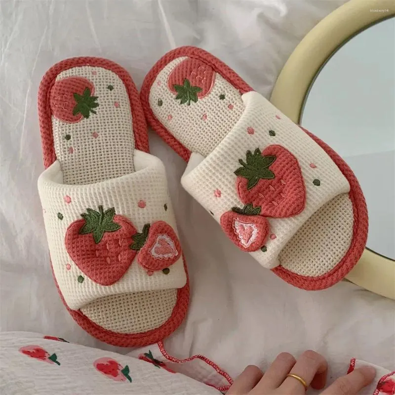 Pantoufles mignonnes fraises en peluche printemps et maison d'automne folie femme au sol intérieur chaud maison à fourrure à fourrure