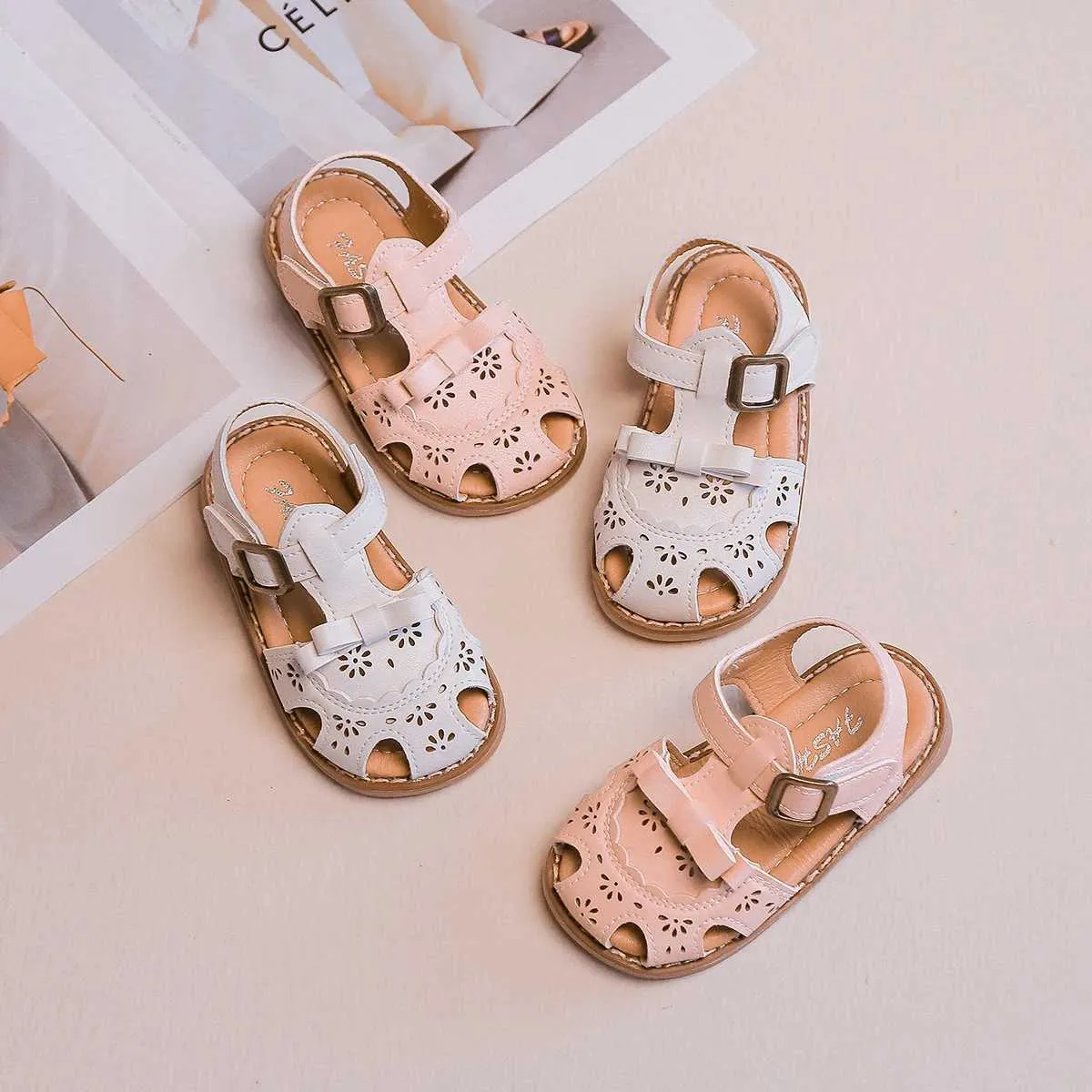 Sandalen Unishuni Baby Girls Weiche Sandalen Kinder Bogen Sommerschuhe PU Leder bequem geschlossenes Strand weiß weiß 15-25 H240504