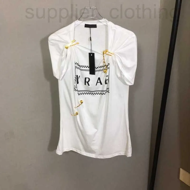 Designer de camiseta feminina 2024 Novo pino de metal de verão Carta decorativa impressa com manga curta de camiseta preta e branca do pescoço redondo lbda