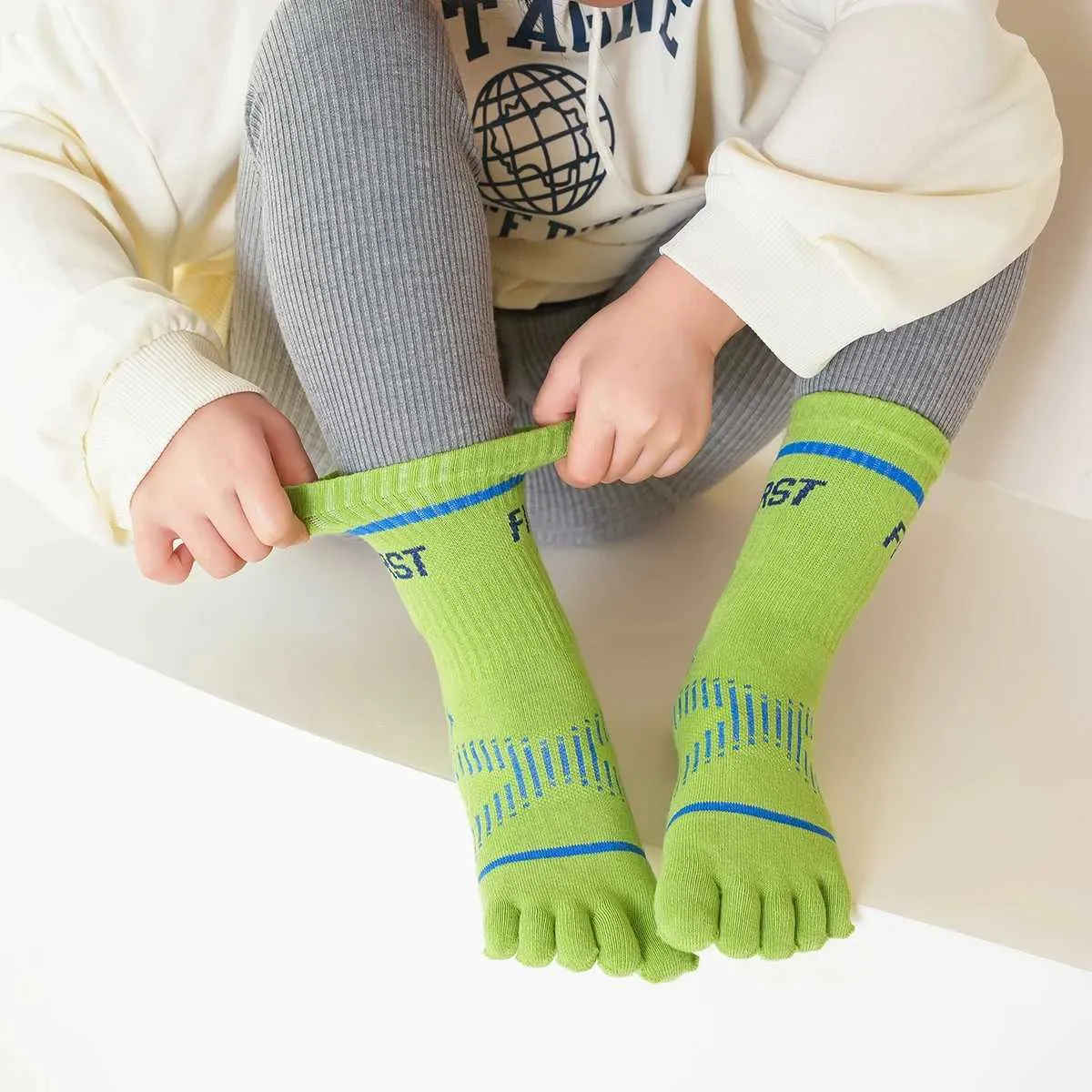 Chaussettes pour enfants 1 paire de enfants en quatre saison NOUVELLES chaussettes à cinq doigts respirant et sueur absorbante en coton élastique Chaussettes à tube moyen avec mignon d y240504