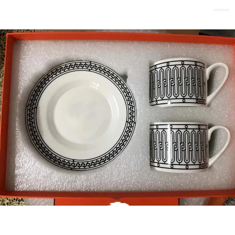 Tasses Saucers 2pcs / Set Classic Premium Bone China Café et Assiettes de vaisselle Plats de la tasse de thé l'après-midi Set Drinkware