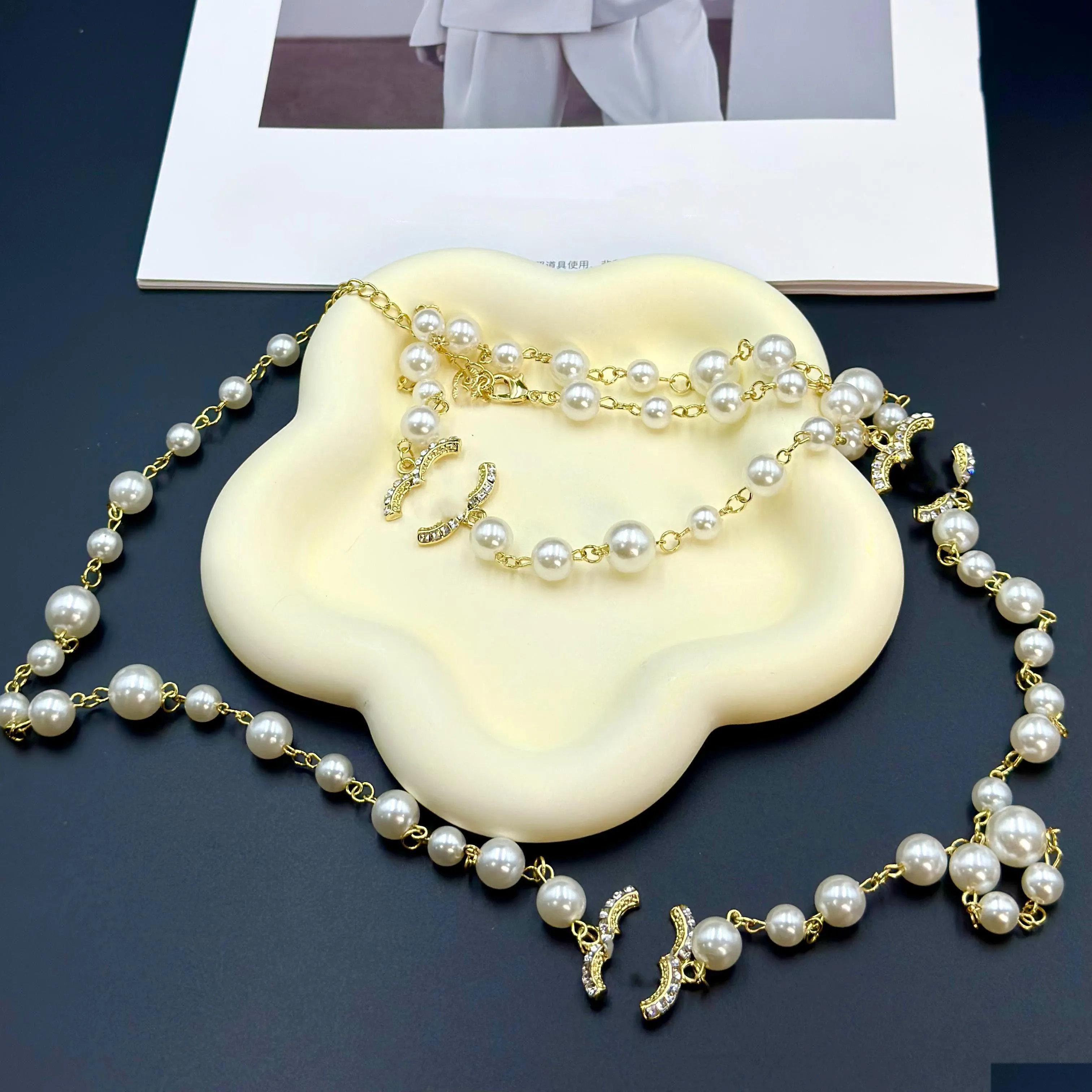 Naszyjniki wiszące luksusowy projektant podwójny litera długa łańcuch swetra 18K Gold Splated Crystal Rhinestone Pearl Naszyjnik Kobiety Jewerlry Dr Dhssc