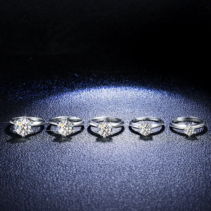 Designer Classic 6 Claws Round Mosan T Diamond Ring de haute qualité 925 STERLING Silver Moissanite Rague de mariage Amateurs de mariage Anneaux de fiançailles pour femmes Gift bijoux