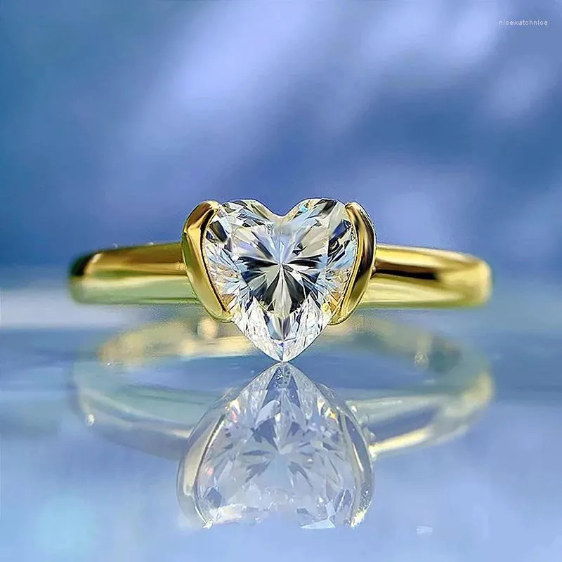 Bröllopsringar Huirtan Gold Color Heart Cubic Zirconia Women Engagementtillbehör för älskare Enkla eleganta modesmycken