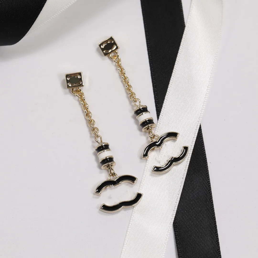 Boucles d'oreilles étalons de luxe classique de luxe en noir et blanc