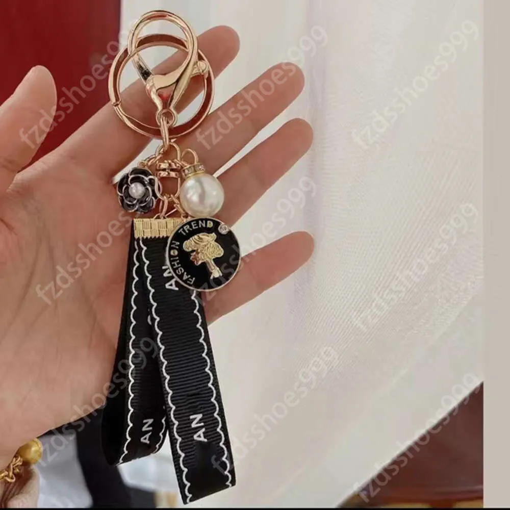 Diseñador Bag Bag Charm Fashion Trend CAR CARRING FLARE Pearl Keychain Regalo de sorteo de alta calidad NICE2