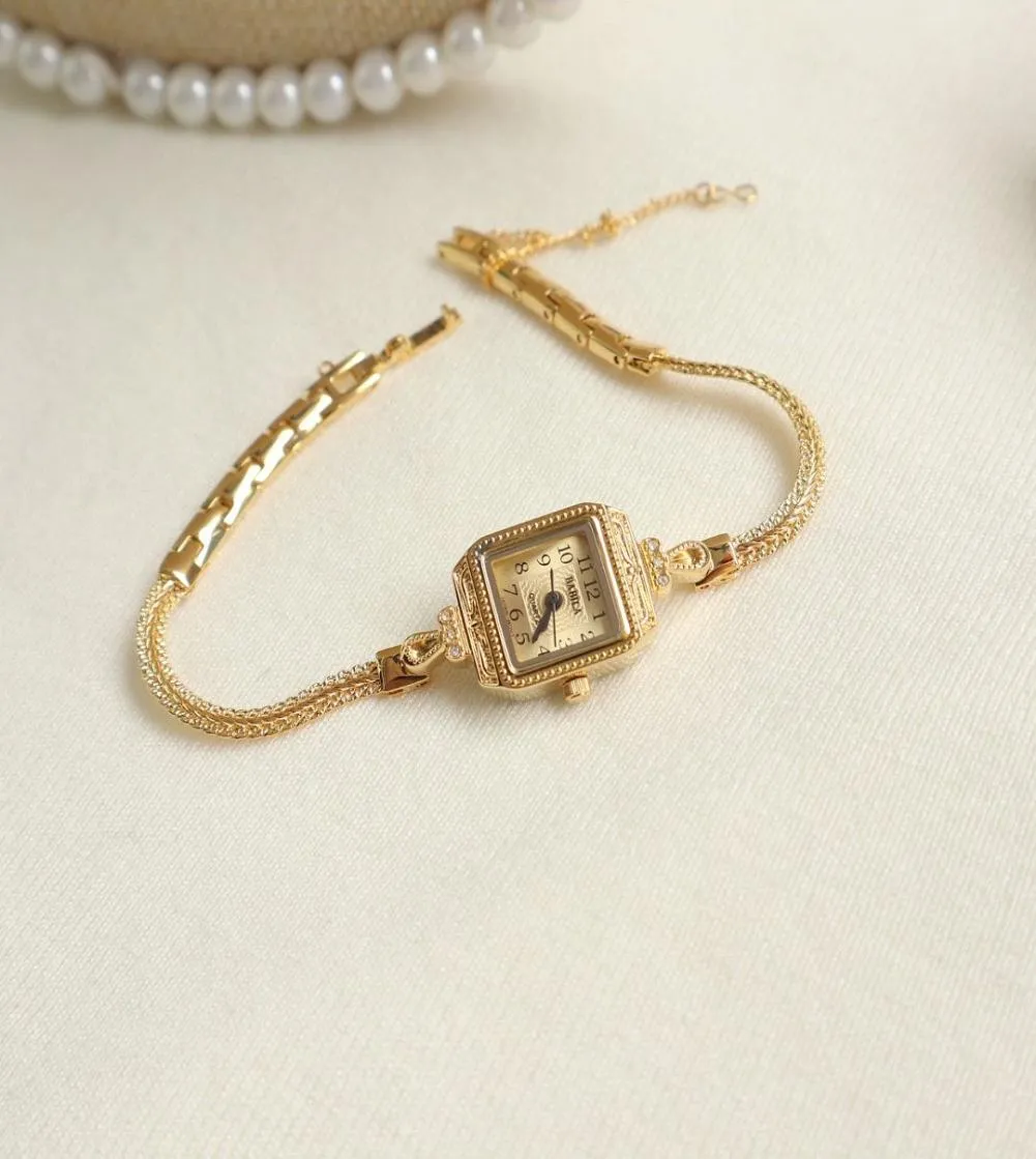 Petite et délicate Luxury Luxury Fine montre une chaîne de main rétro Type carré Gold Placing Bracelet Bracelet pour femmes 6227L8496285