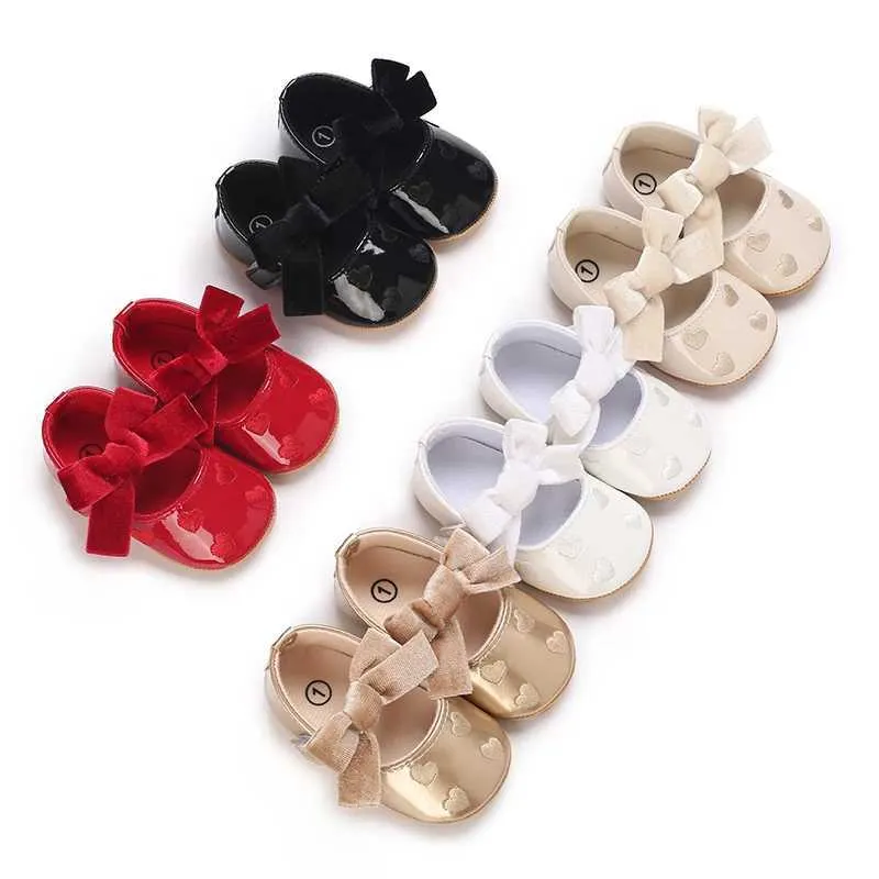 أول مشاة pu الجلود bowknot Baby Girls Shoes لطيف moccasins القلب الناعم الناعم الوحيد المسطح طفل الأميرة