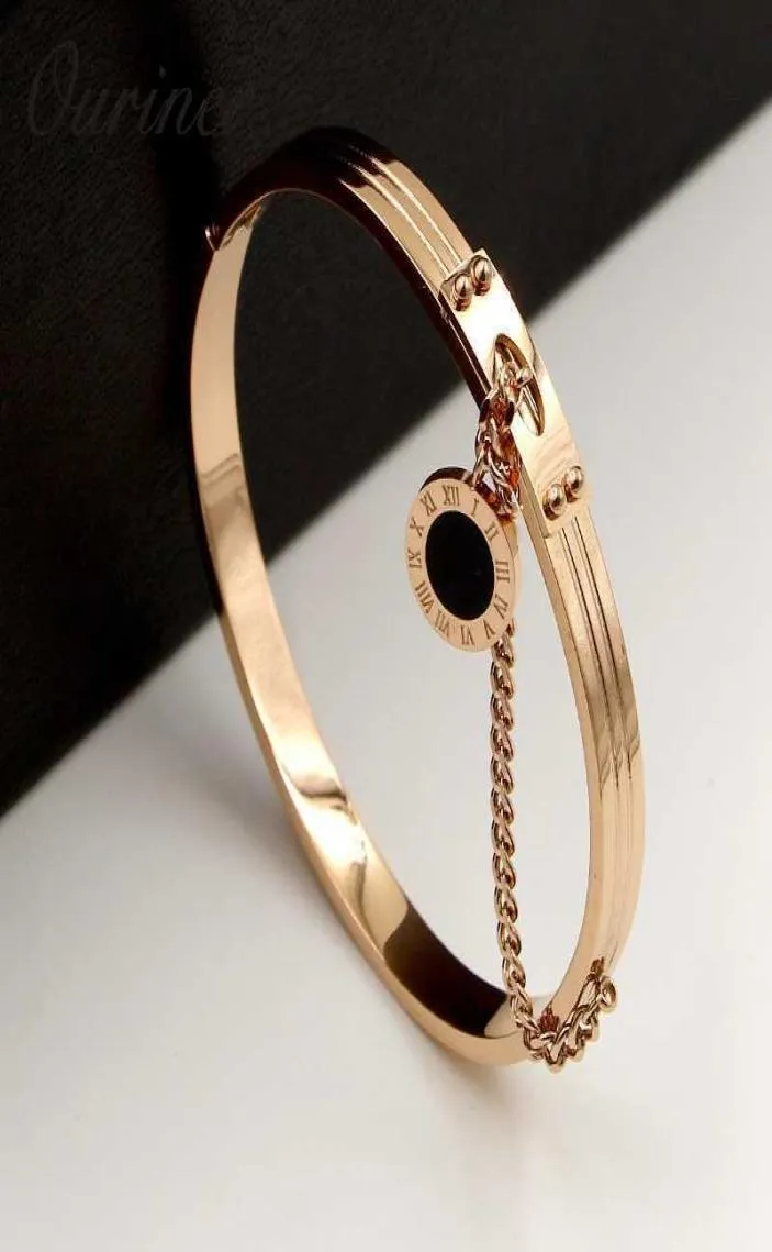 Brazalete de diseñador de lujo 2021 brazaletes joyas finas cadena de etiqueta redonda negras Numerales romanos para mujeres Marca clásica Acero inoxidable S 1828926