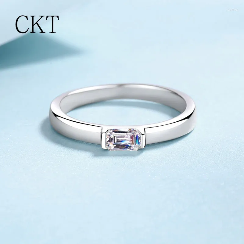 Clusterringen Luxe 0,5 Emerald Cut Moissanite Diamond Ring voor vrouwen Fashion Simple Hundred Niche Hand Fine Jewelry Platinum PT950