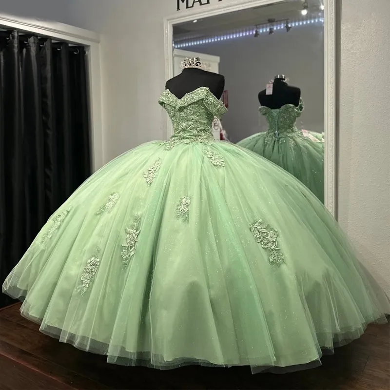 Lyx salvia grönt från axeln mexikansk quinceanera klänning applikation spetspärlor tull prom spets upp vestido 15 quinceaneras