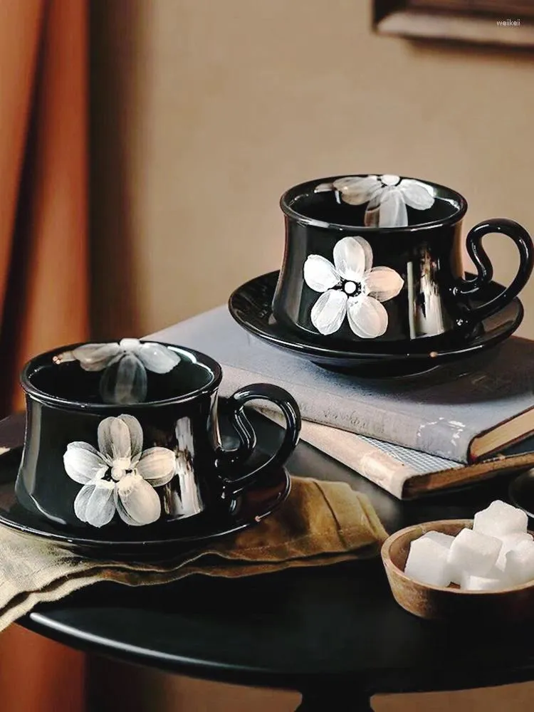 Tassen Ahunderjiaz-Retro Black Coffee Coffee Tasse und Untertasse Set Daisy Druck mit Griff Haus Dining Tabletop Dekoration Getränkware