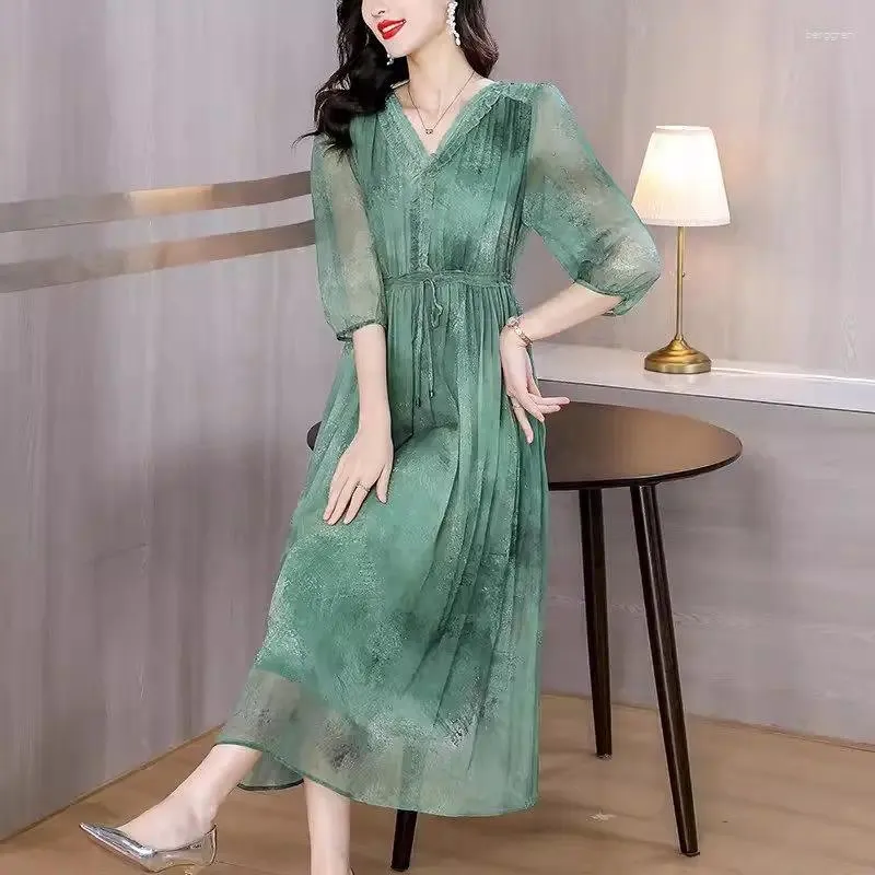 Abiti casual Abito a V-Neck High Waist 2024 Summer Fashion Middle Aged Women's End Elegante colorato Chiffon Midi K897