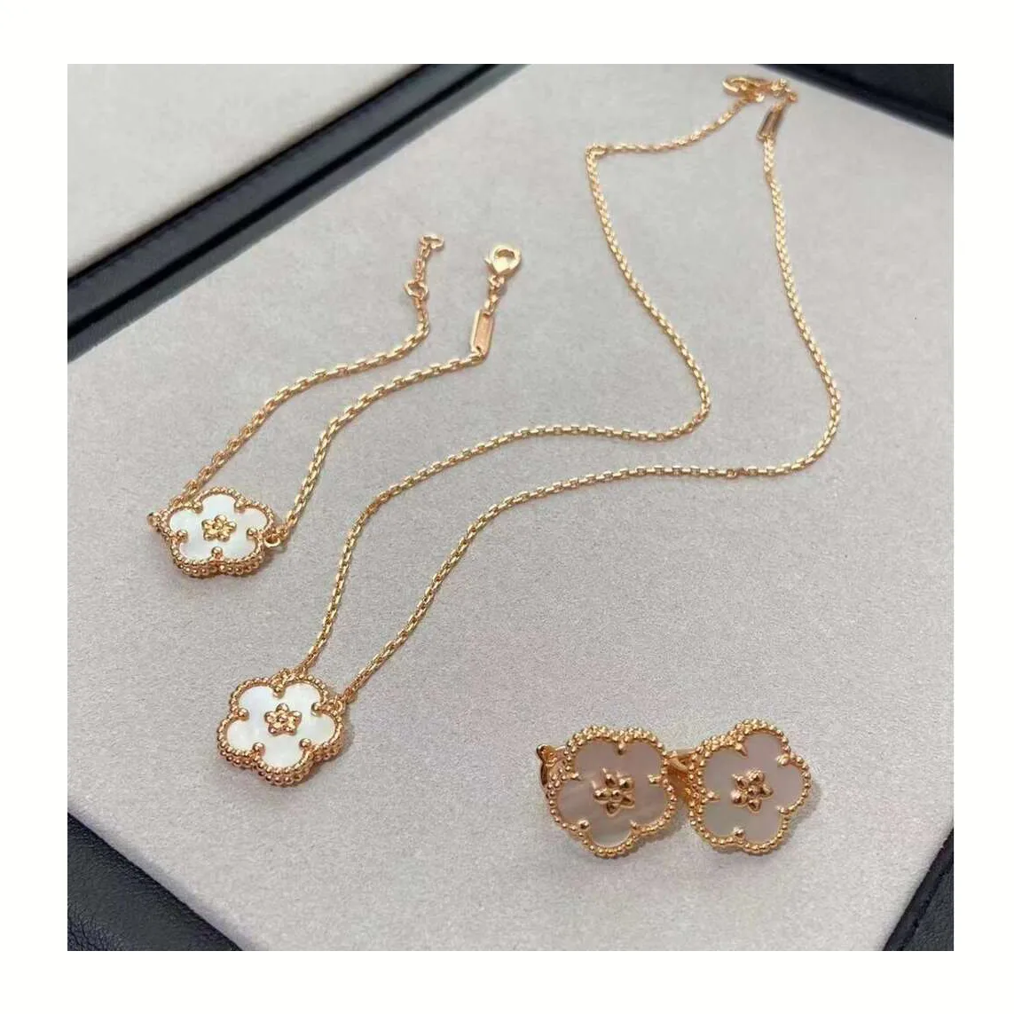 Designer Earrings 4/four Leaf Clover Charm High quality Plum Blossom Necklace Bracelet women 925 sterling silver Rose Gold White Fritillaria Clavicle chain Jewelry