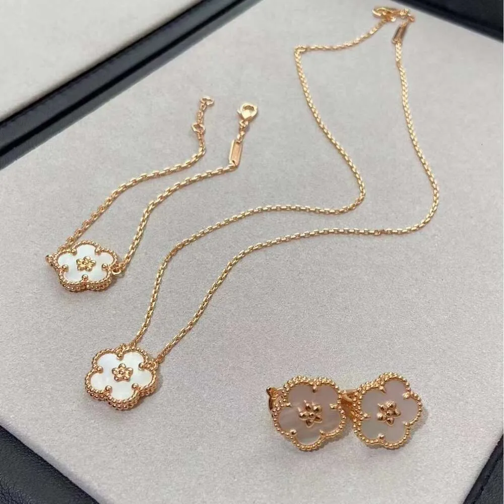 Designer Earrings 4/four Leaf Clover Charm High quality Plum Blossom Necklace Bracelet women 925 sterling silver Rose Gold White Fritillaria Clavicle chain Jewelry