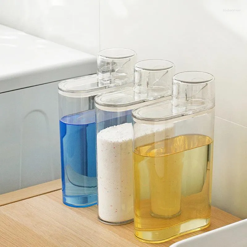 Корпоральные бутылки для хранения заполненные моющие средства для стирки с измерением чашки для мытья порошкообразного мыла.