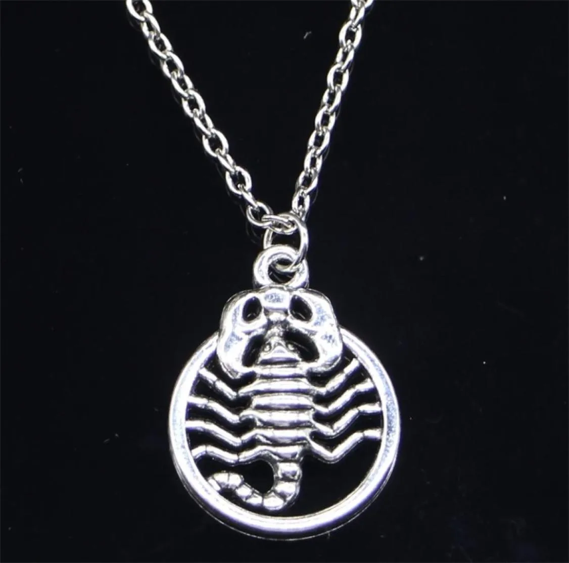 20pcs neue Mode Halskette 26x19mm Scorpion Scorpio Zodiac Pendant Kurzlange Frauen Männer Colar Geschenkschmuck 2010131224231