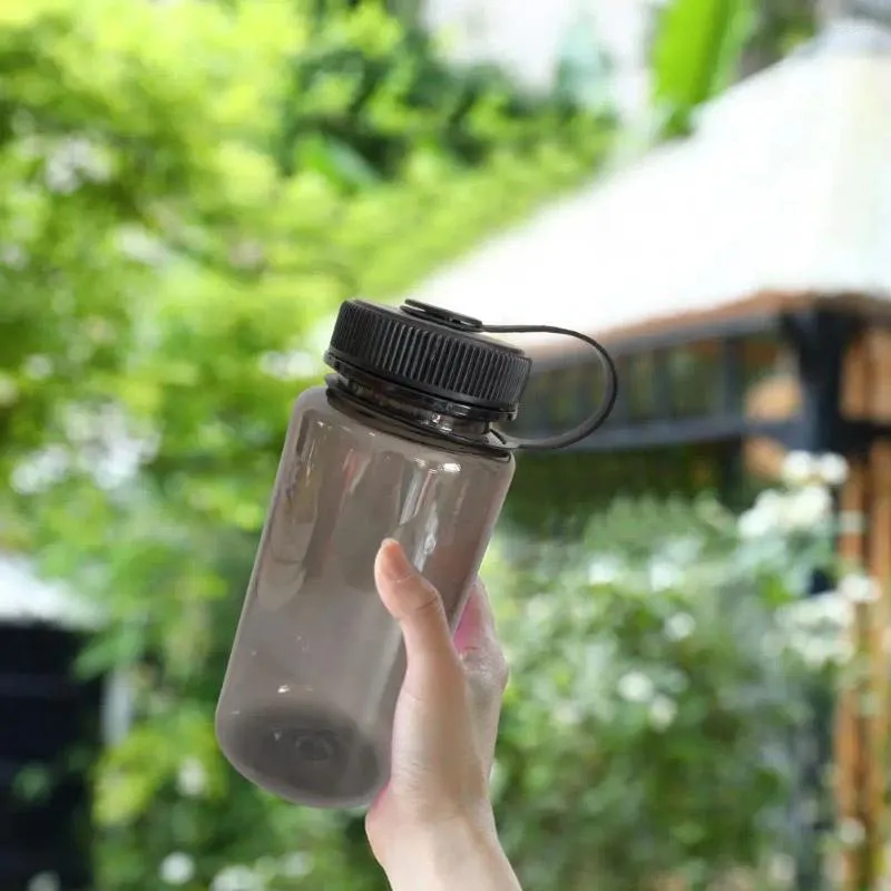 Vattenflaskor Lätt sportdryck container bärbar 20 oz med handtag för barn vuxna skola aktiv