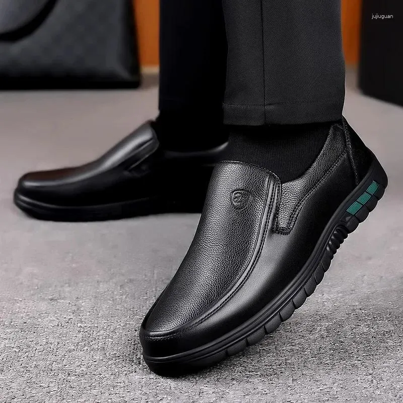 Chaussures décontractées en cuir authentique Brand Footwes Footwear non glip épaisses Sole Fashion Men de vache de haute qualité masculine de haute qualité