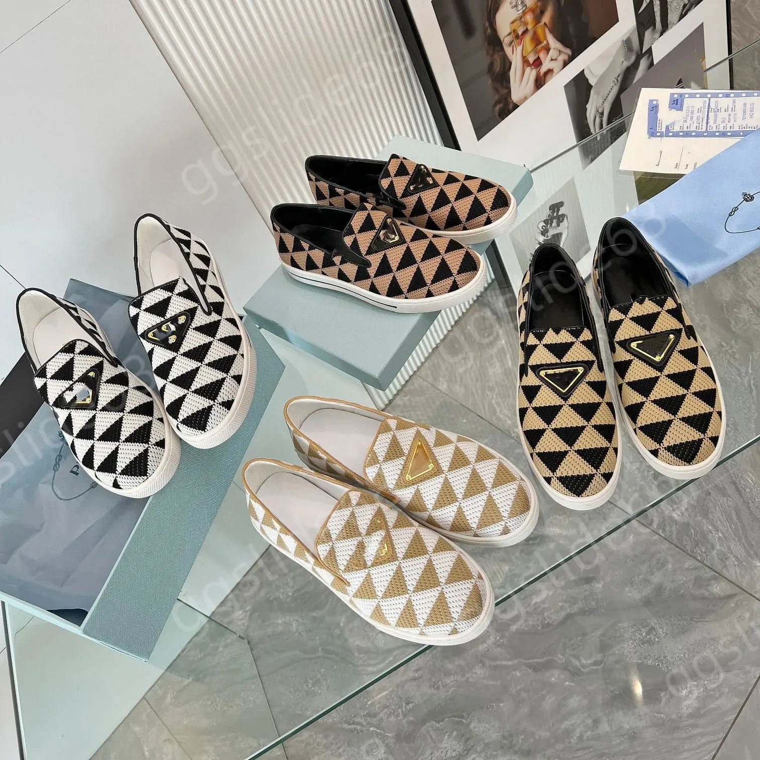 عالي الجودة مثلث مثلث مطمرضة النسيج شبكة حذاء زلة على البغال غير الرسمي أحذية منصة العلامة التجارية أحذية الشعار