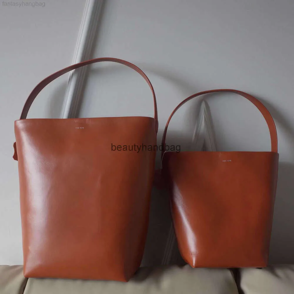 O designer de couro de bolsas de troca de linha