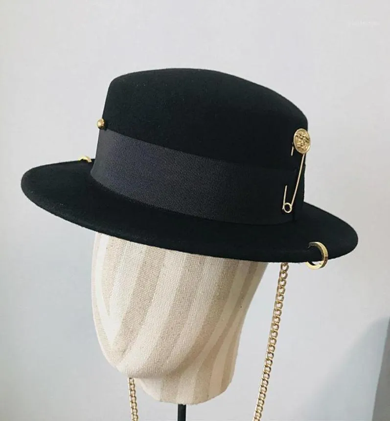 Black Cap British Wool Hat Fashion Party Flat Top Hat Strap e Pin Fedoras para Senhoras A Streetstyle Shooting17630160