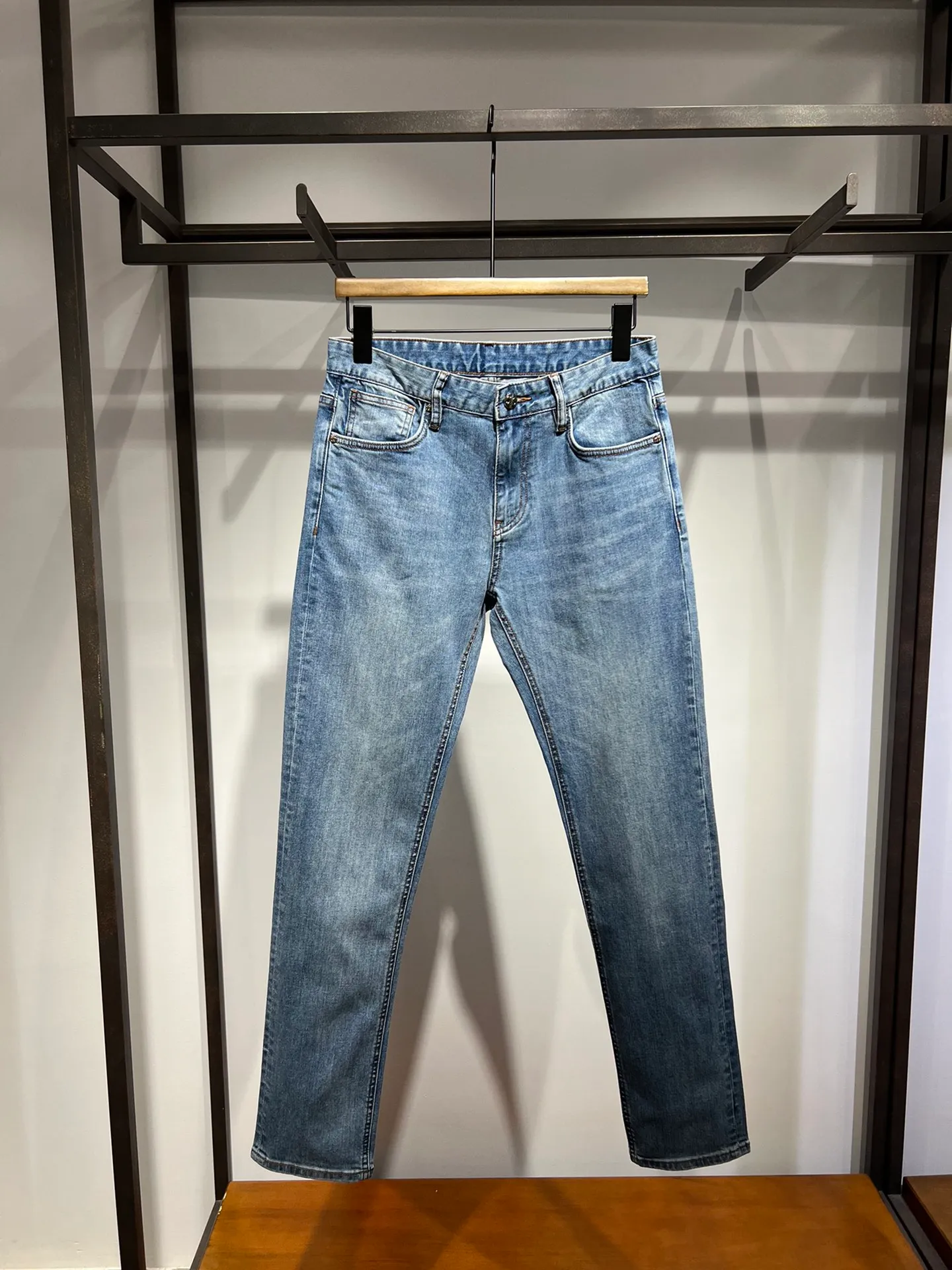 2024 Весенняя осенняя вышиваемая печать печати на молнии мужские джинсы блетные джинсы Breated Light, вымытые брюки с карандашом WCNZ150
