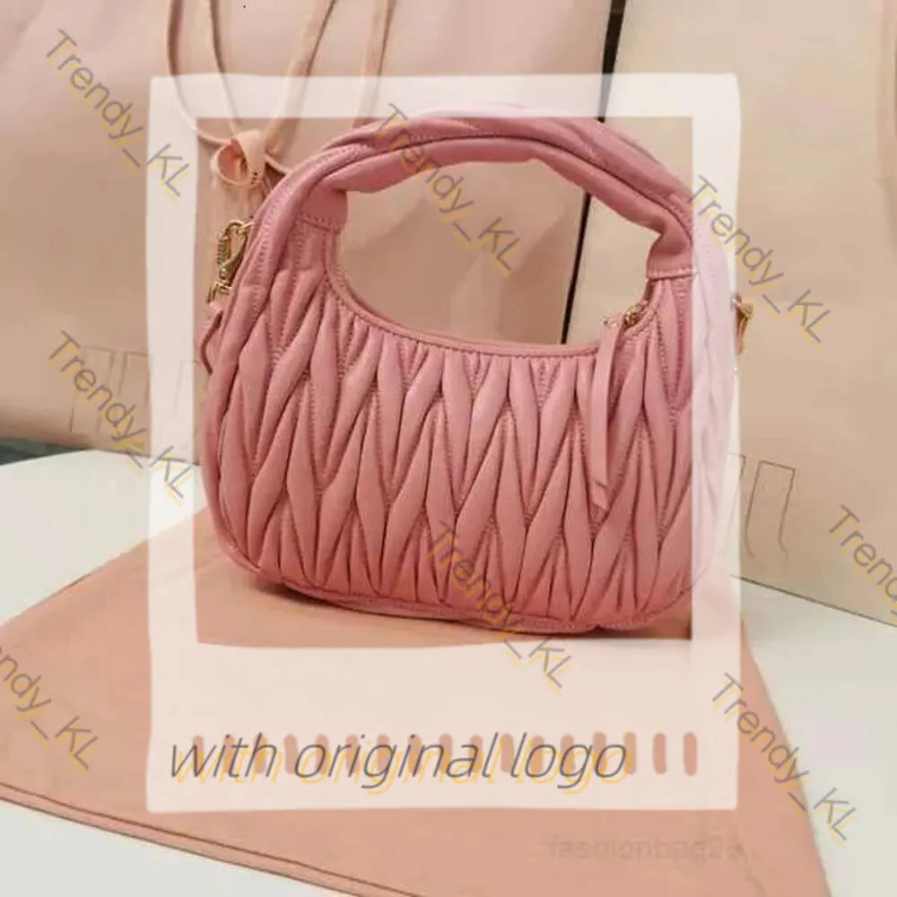 Sac à bandoulins Mui Mui Mui Sac Mui Femmes Handbag Designer Sac à main Pink Underarm Black Lambs Digne de vanité Version correcte de haute qualité 965