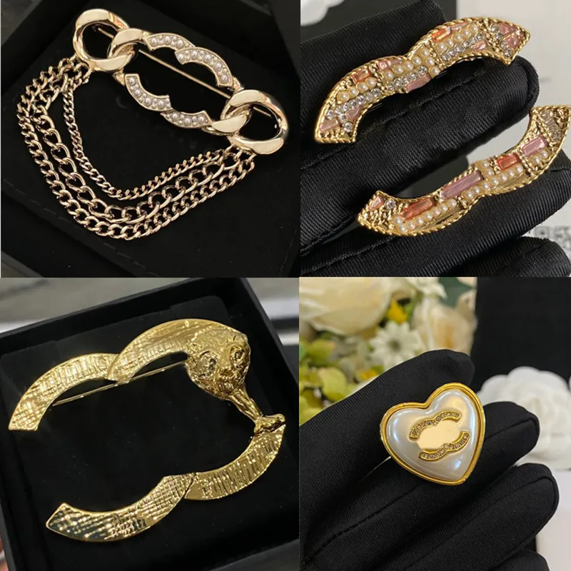 Hot sell pins broches verschillende nieuwe internet beroemde vrouwen broche modeontwerper pins Pearl Crystal Copper Woman accessoires voor etentje