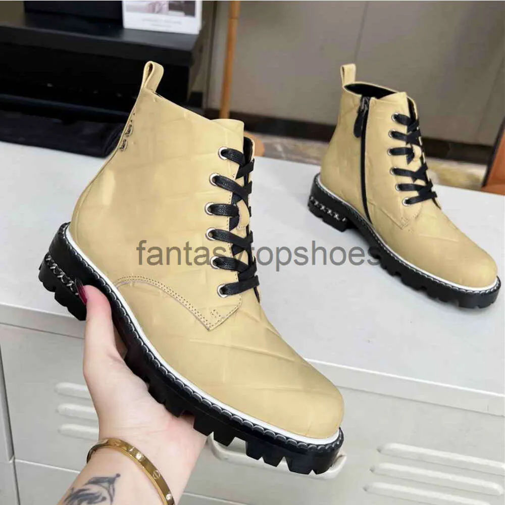 Chaustes de nouvelles chaussures de créateurs 2023 Bottes de première couche Cowhide High Top Chaussures liées à la tête ronde épaisse semelle Casual Fashion Chaussures Tide Martin Boots Station européenne 4wi6