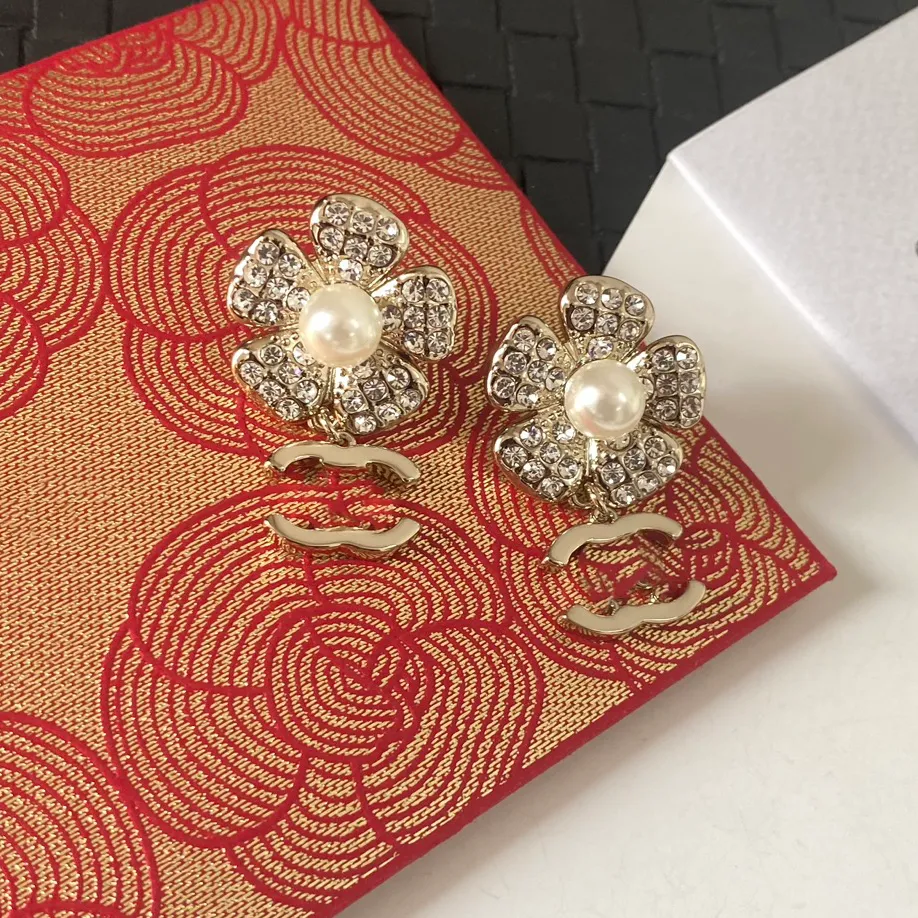 Premium Pearl Flower Letting Kolczyki Kryształowe Kolczyki 18K Złota Jewelry Klasyczne młodych ludzi Para Pamięci Prezent z modą