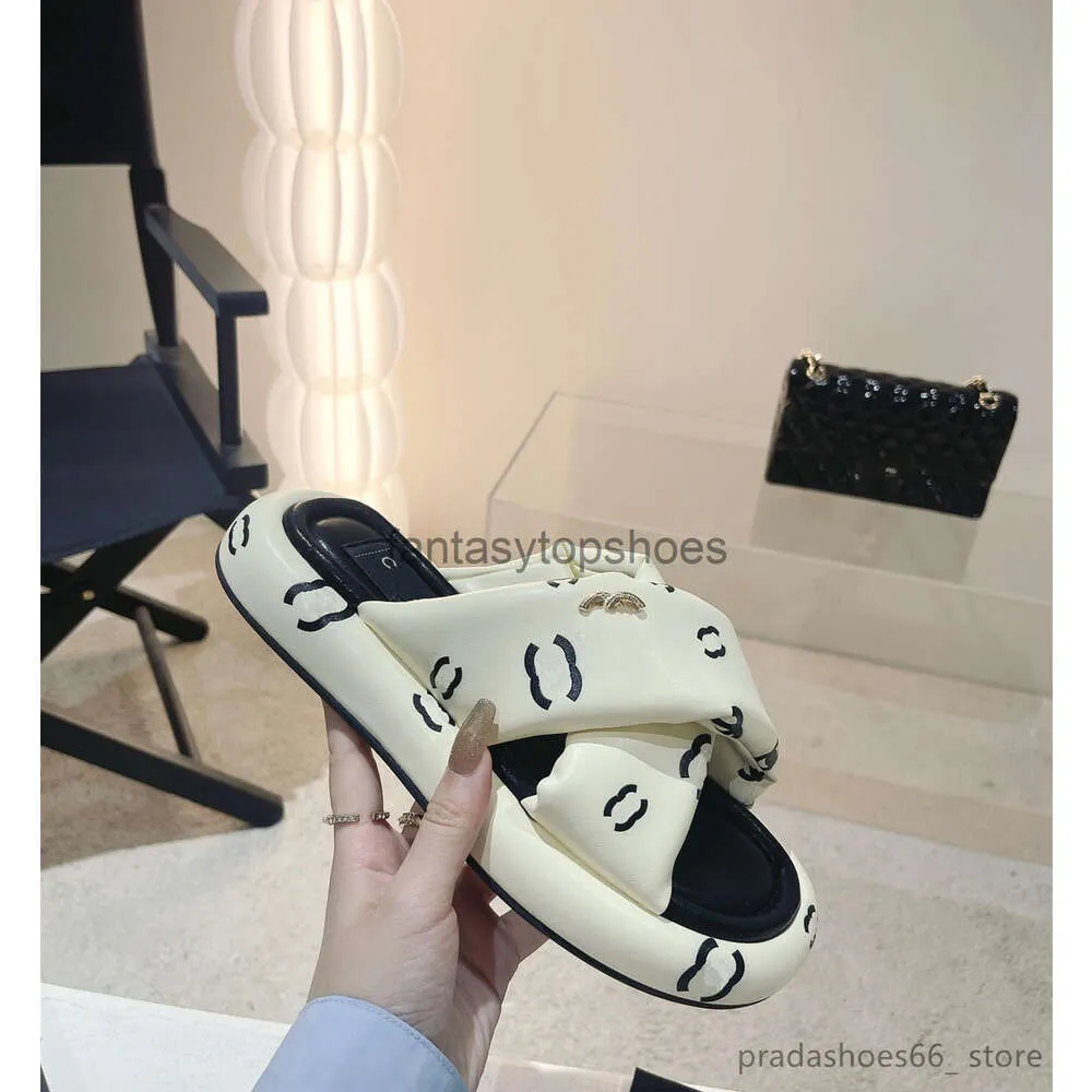 Chaustes Cross Chaussures 2023 Sandale Sandale Designer Luxury Femme Slipper Brands de mode ouverts Sous Sole Flats Slides Casaul Chaussures de plage extérieure