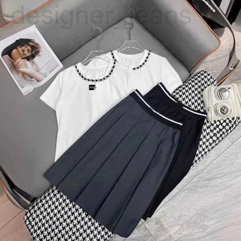 Dames t-shirt ontwerper vroege voorjaar nieuwe miu zachte en elegante stijl ronde nek bead geborduurd t-shirt gevouwen halve rok set 1n8a