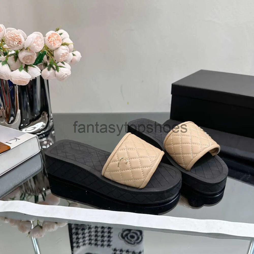 Chanelllies Channeaux pour femmes talons en cuir pantoufères Designer Sandale Plate-plaquettes matelassées Sole