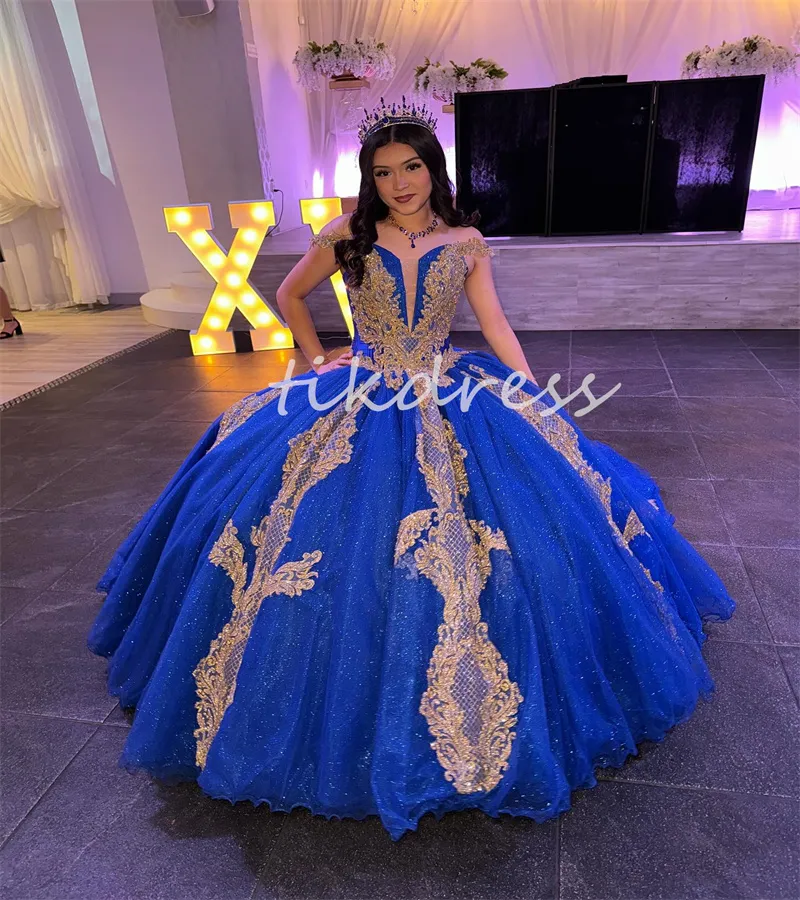 Prinzessin Blue Quinceanera Kleider 2024 funkelnes Ballkleid Gold Applizes Vestidos de xv 15 Anos Luxus außerhalb der Schultern glänzen sechzehn Partykleid Geburtstag süß 16 Kleid