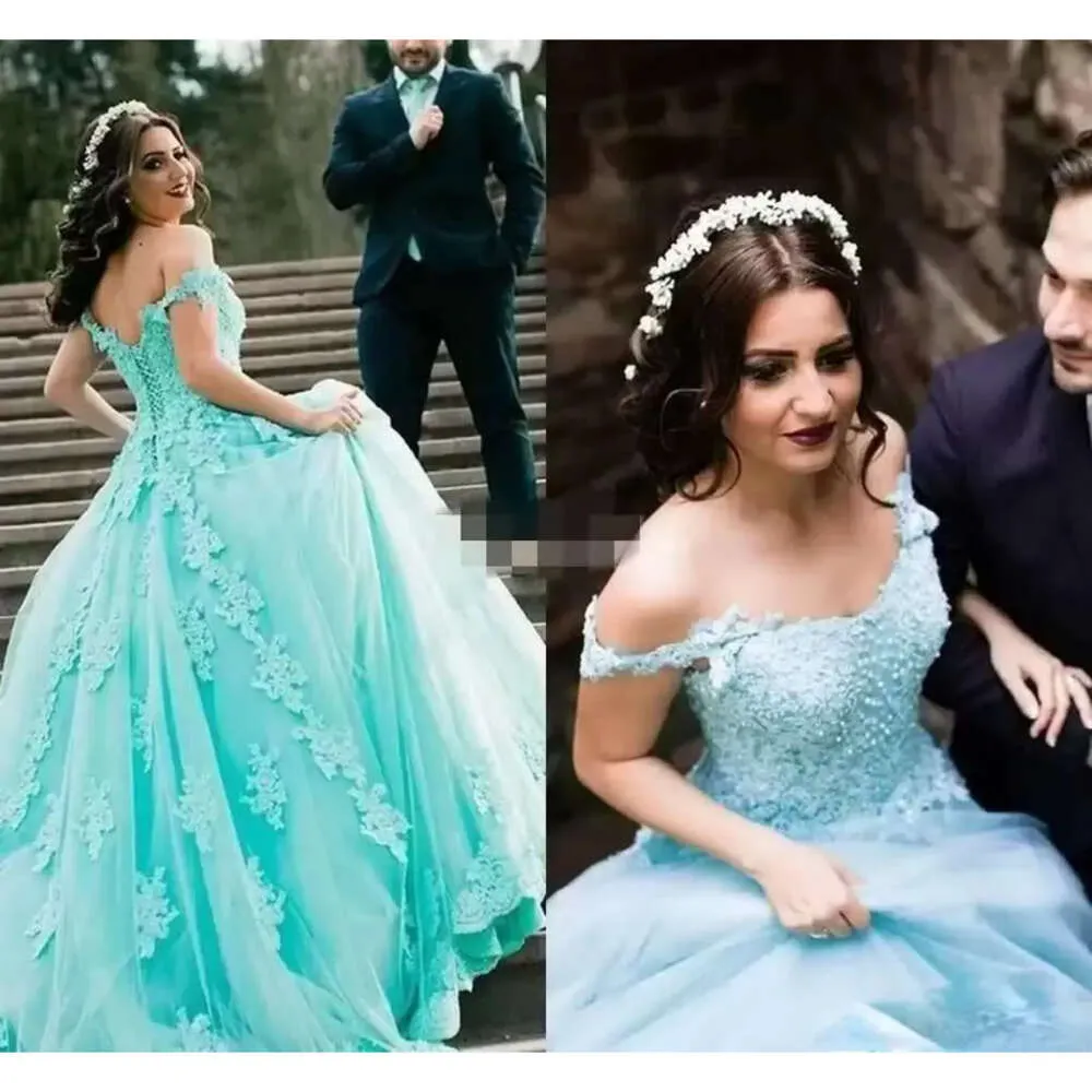 Robes en dentelle Mint Quinceanera Green Applique de l'épaule Perles perles Prom Ball Robe Ruffles Fabriqués Vestidos Forme de soirée Corset Forme