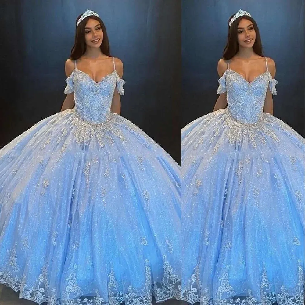 Blauwe jurken kralen Quinceanera Applique Sky Lace Spaghetti -riemen Tiered Tule Crystals Custom Made Prom Princess Sweet 16 Verjaardagsfeestjurk Vestidos