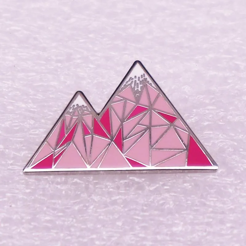 Pink Snow Mountain Badge Natural Landscape Badge Leuke anime films Games harde emailpennen verzamelen metalen cartoonbroche