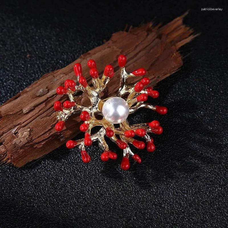 Broschen rote einfache Perle Retro Abzeichen Koralle Form Corsage Pin Frau Unisex Hochzeit Party Kleidungsanzug Kleid Juwely Geschenk