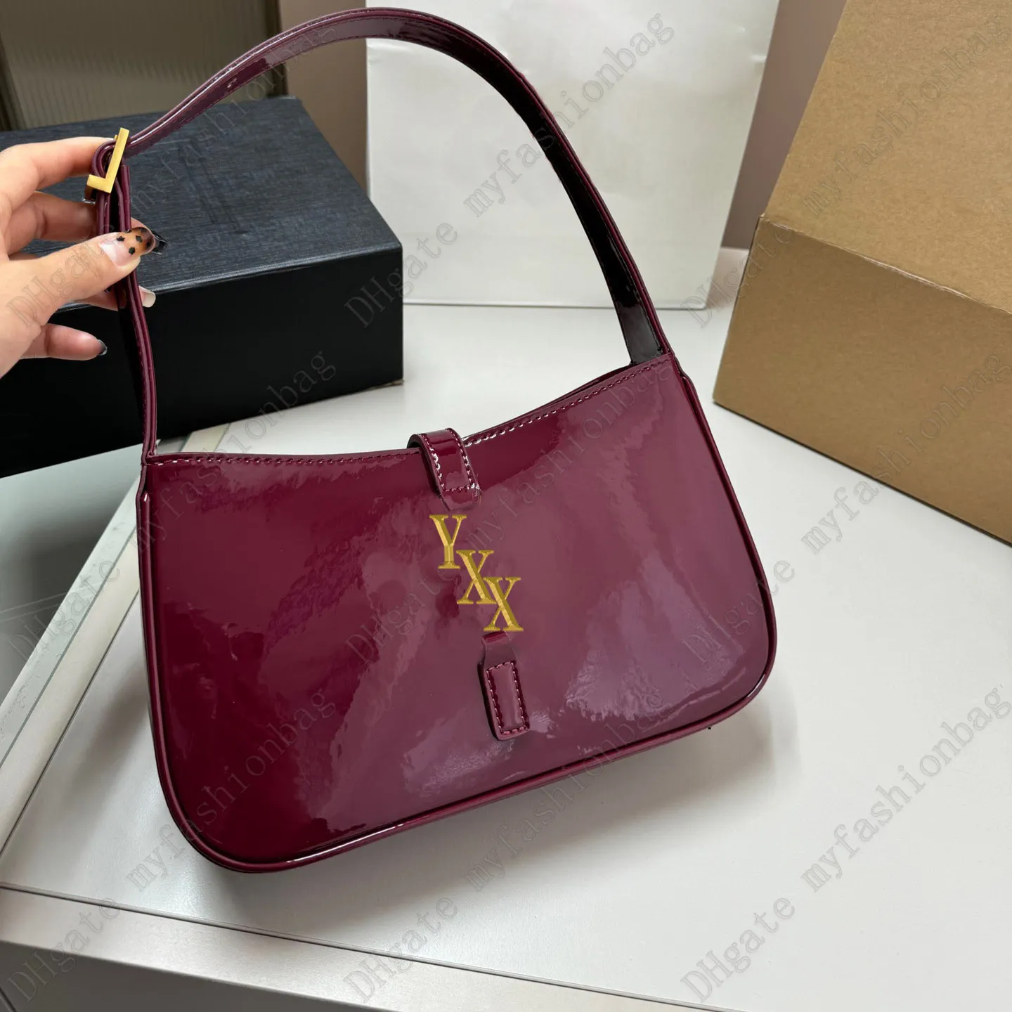 Handbag, underarm bag, glossy material, designer bag, high-quality, expensive, elegant, classic, fashionable, luxurious women's mini bag