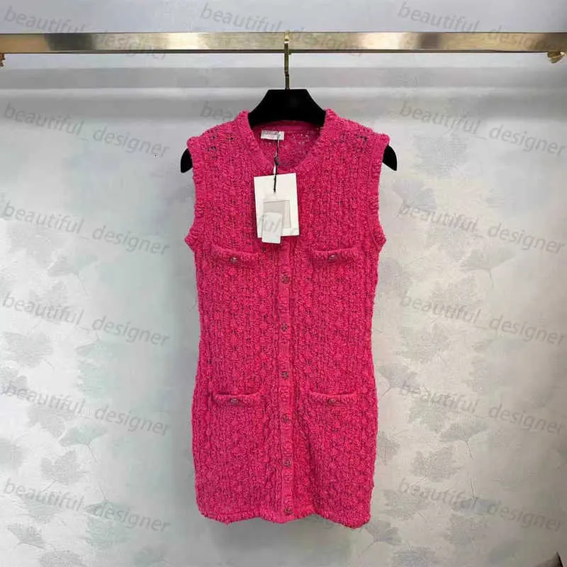 Lyxdesigner Kvinnors avslappnad klänning 2024 Tidig vår Ny kändis fransk domstolsstil ihålig ärmlös tank topp stickad kjol